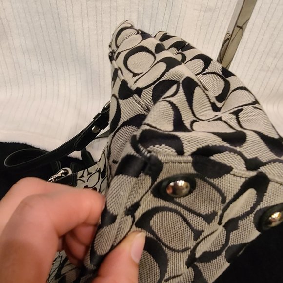 Coach Black & Grey Signature Canvas Penelope - Picture 15 of 16